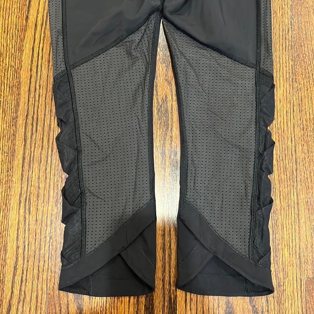 🍋Lululemon Perforated Mesh Crop! - Picture 8 of 14